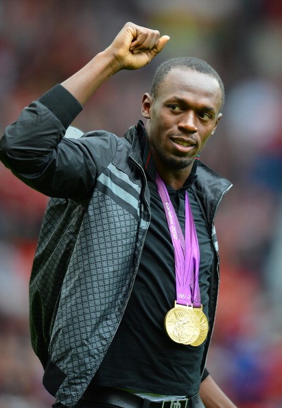 Bolt chào khán giả trên sân Old Trafford...